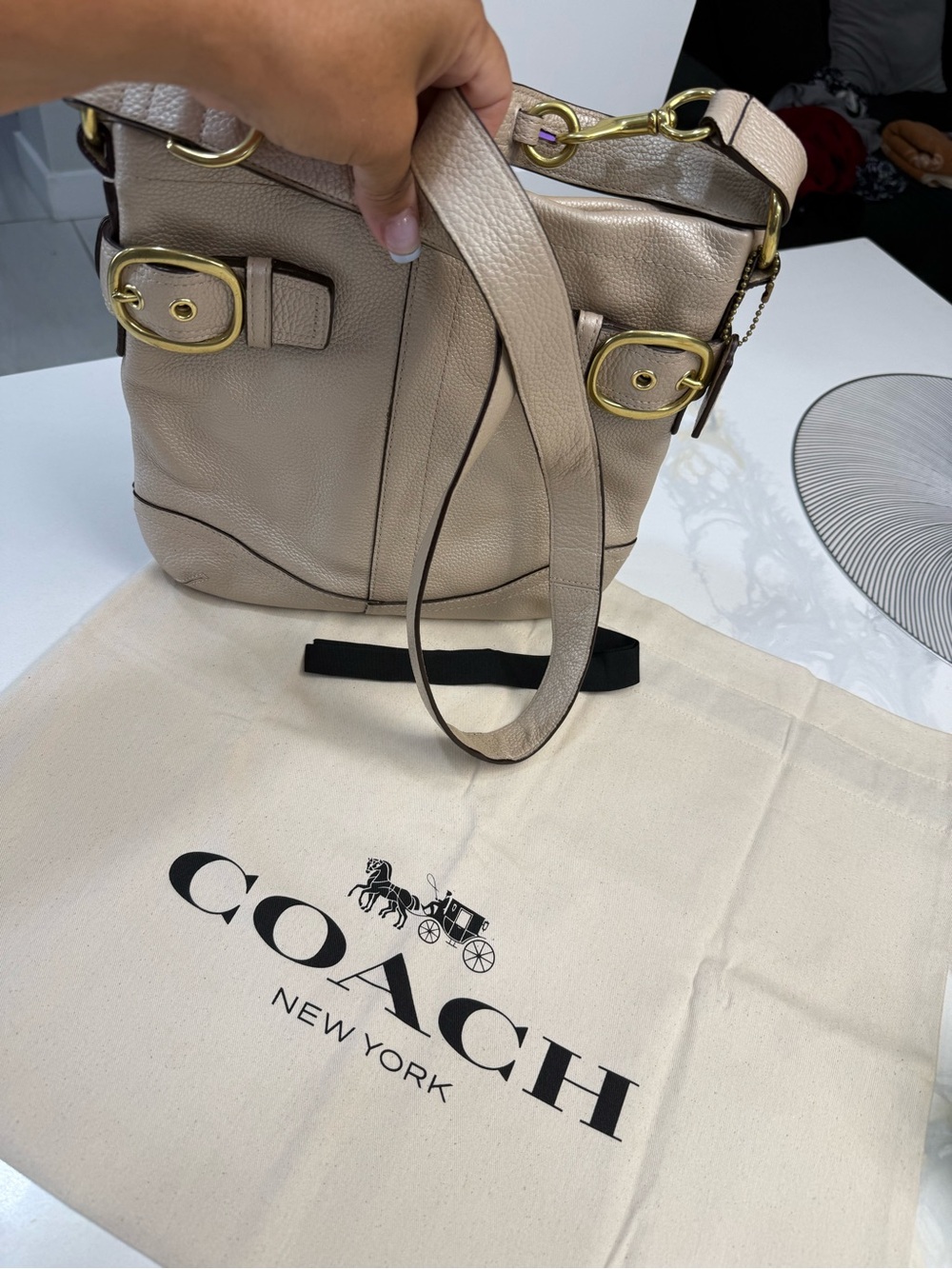 Coach vintage soho Beige Pebbled Leather convertible Bag Gold Hardware Dustbag